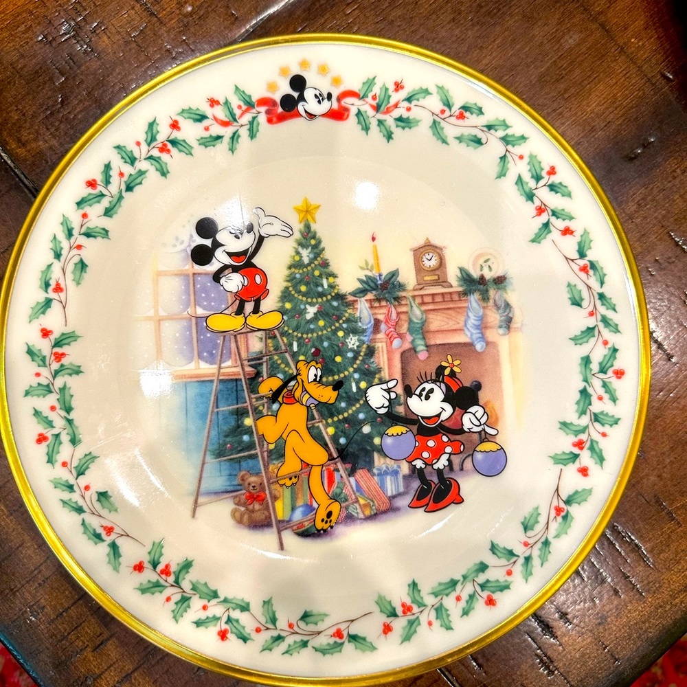 Lenox Holiday Plate Mickey & Co. « Decorating the tree »